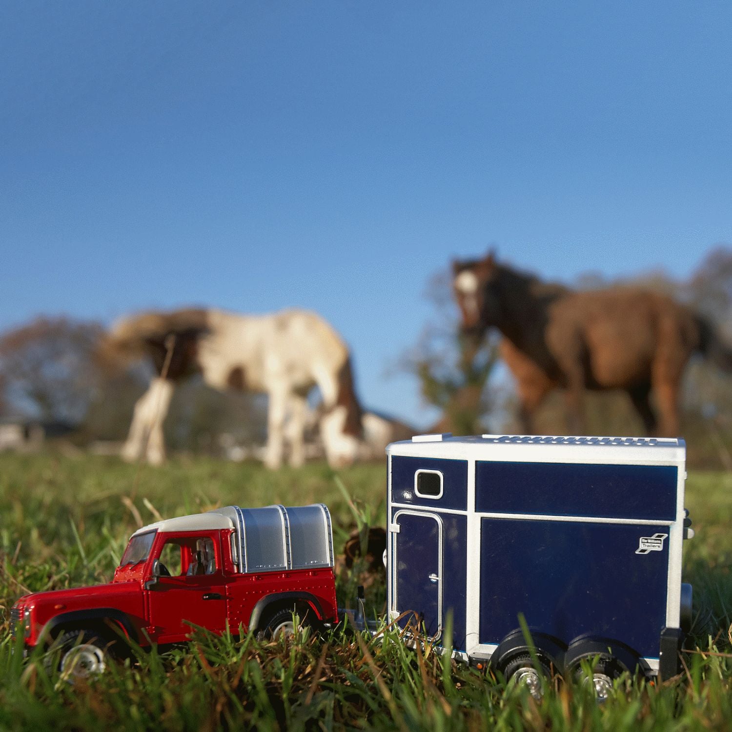 TOMY Land Rover and Horse Set Scale 1:32